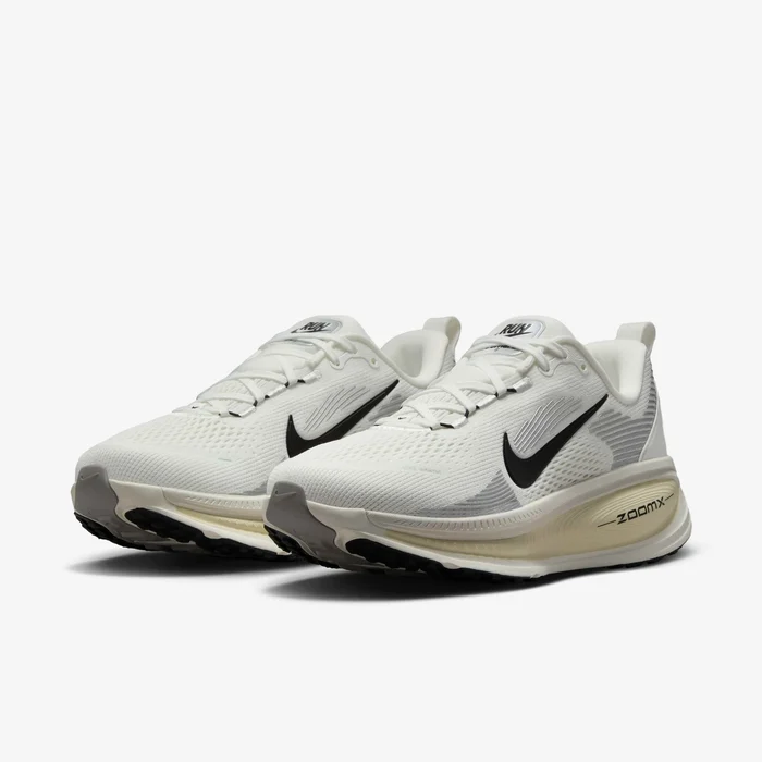 Nike Vomero 18 Sneakers In White And Black - Image 4