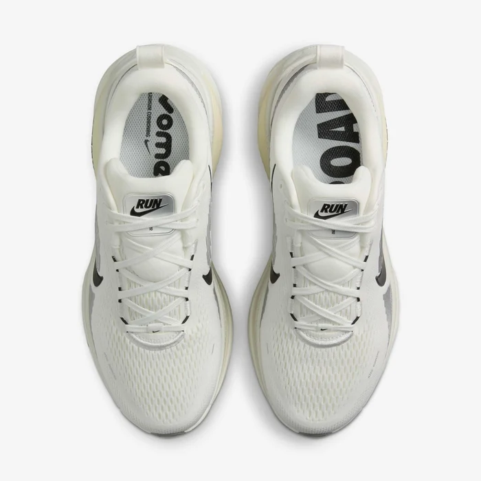Nike Vomero 18 Sneakers In White And Black - Image 3
