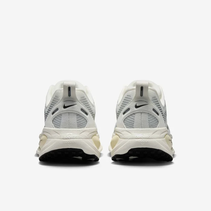 Nike Vomero 18 Sneakers In White And Black - Image 5