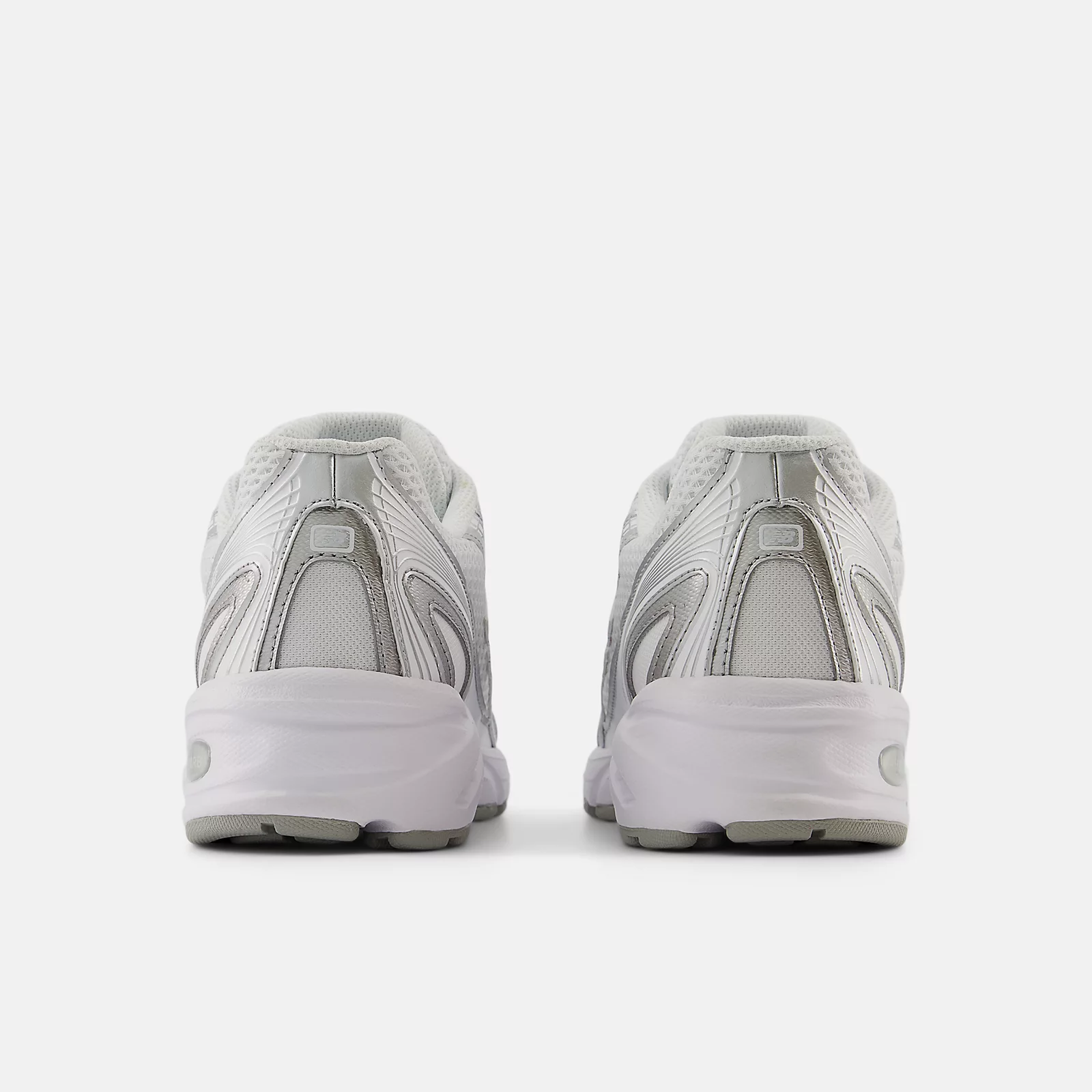 New Balance 530 In White And Silver Metallic - Image 5